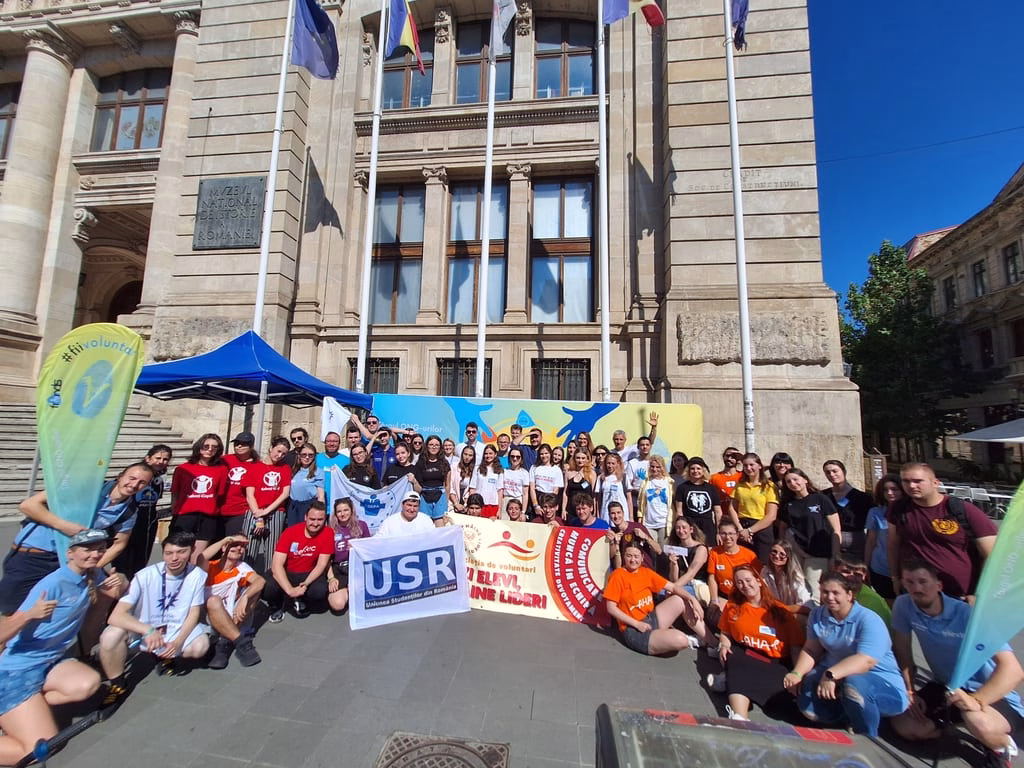 Vizitatori la standurile evenimentului Fii Artă